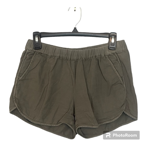 Madewell olive green cotton shorts with pockets. Preppy beachy casual minimalist - Picture 2 of 6
